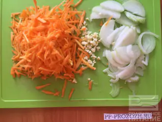 Шаг 2: Очистите овощи. Лук нарежьте тонкими полукольцами, чеснок натрите или мелко нарубите. А морковь натрите на крупной тёрке. 