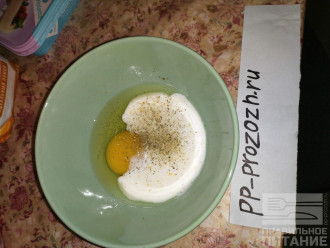 Шаг 2: Смешайте яйцо с натуральным йогуртом, специями.
