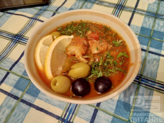 Шаг 9: Рыбная солянка готова. При подаче кладите маслины, оливки и лимон прямо в тарелку.