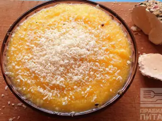 Шаг 5: Натрите на терке твердый сыр, посыпьте им кашу. Блюдо готово.