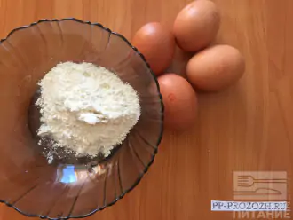 Шаг 11: В это время приготовим заливку: смешайте муку с яйцами. 