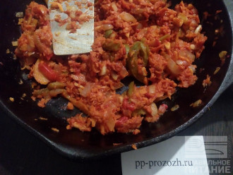 Шаг 5: Добавьте томатную пасту и измельченный чеснок. Помешивая готовьте 1 минуту.