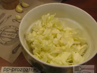 Шаг 7: Тем временем нарежьте пекинскую капусту и добавьте ее к картофелю и грибам. Варите еще минут 5.