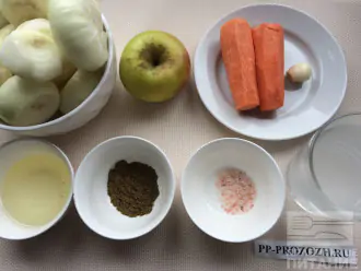 Шаг 1: Приготовьте ингредиенты. Вымойте и очистите овощи и яблоко.