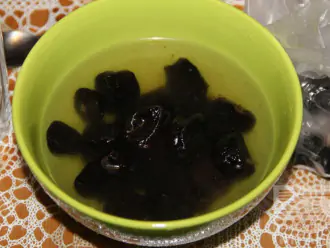 Шаг 4: Промойте чернослив в горячей воде.