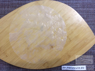 Шаг 3: Выложите лист рисовой бумаги в тарелку с теплой водой. Подержите несколько секунд и аккуратно выложите на рабочую поверхность.