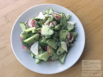 Шаг 5: Смешайте овощи и зелень с майонезом. Салат готов.