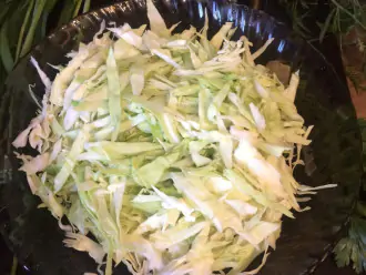 Шаг 2: Измельчите капусту и выложите в глубокую тарелку.