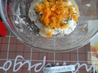 Шаг 3: Разбейте яйцо и влейте в творог, добавьте тыкву и зелень. Посолите тесто для сырников и хорошо вымешайте.