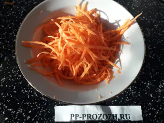 Шаг 5: Натрите морковь на терке.
