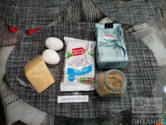 Шаг 1: Подготовьте ингредиенты: сыр (у меня развесной нежирный), творог, яйца, рисовую муку и специи.
