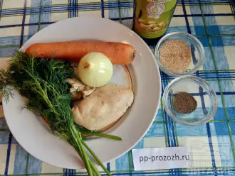 Шаг 1: Подготовьте ингредиенты: морковь, отварное куриное филе, репчатый лук, укроп, горчицу, оливковое масло.