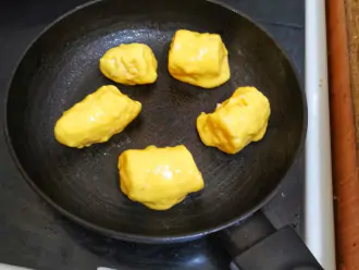 Шаг 6: Разогрейте а/п сковороду. Выкладывайте бананы и обжаривайте со всех сторон до золотистого цвета.