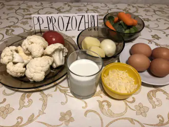 Шаг 1: Возьмите картофель, лук,  морковь, брокколи, цветную капусту, помидор, яйца, молоко и сыр. Овощи предварительно вымойте и очистите.