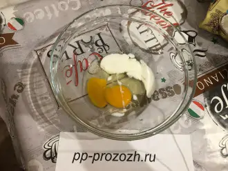 Шаг 2: В миске смешайте куриное яйцо, кефир и 1 пакетик заменителя сахара.