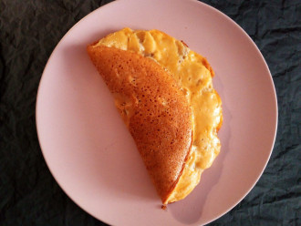 Шаг 9: Яйцеблин с начинкой готов. 
Аккуратно переложите на тарелку и украсьте для подачи.