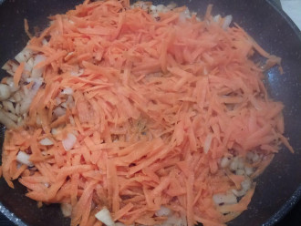 Шаг 5: Обжарьте лук на сухой сковороде до золотистой корочки, добавьте морковь, чуть воды, протушите 5-7 минут.