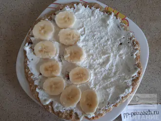 Шаг 5: Выложите маскорпоне и бананы на получившийся блин. 