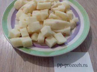 Шаг 7: Картофель порежьте на кусочки, когда чечевица станет мягкой, добавьте его в суп. Посолите по вкусу, варите 15 минут.
