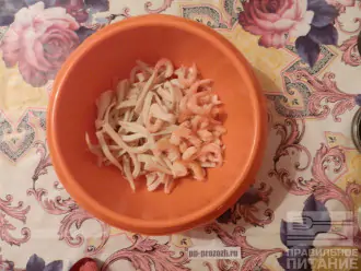Шаг 2: Нарежьте кальмары полукольцами, добавьте к ним креветки.