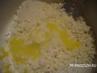 Шаг 3: Добавьте яйцо, сахарозаменитель и соль. Всё перемешайте.