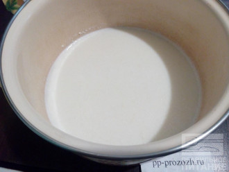 Шаг 5: Для крема согрейте 800 миллилитров овсяного молока. Когда оно будет теплым, добавьте ванилин, сахарозаменитель и кокосовую стружку. Будет очень хорошо, если перемолоть стружку в кофемолке. 