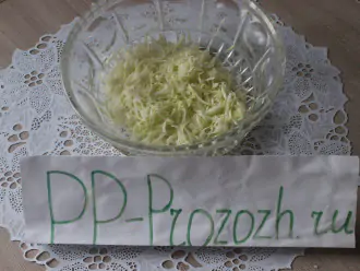 Шаг 3: Выложите нашинкованную капусту в салатник, посыпьте солью и аккуратно перетрите.