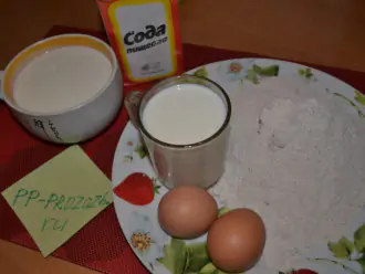 Шаг 1: Приготовьте ингредиенты: муку, яйца, кефир, молоко и соду.