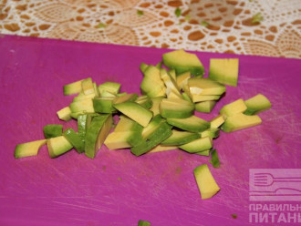 Шаг 5: Нарежьте авокадо.