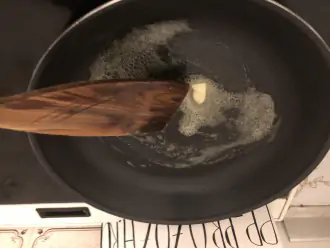 Шаг 3: Разогрейте сковороду и растопите кусочек сливочного масла. 
