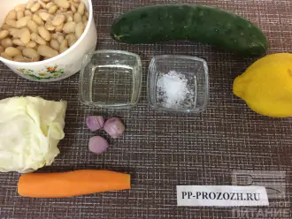 Шаг 1: Приготовьте ингредиенты. Промойте и очистите овощи.