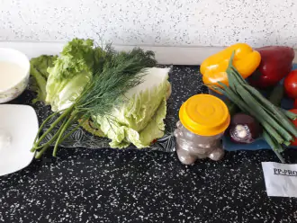 Шаг 1: Приготовьте все компоненты салата: салатные листья, пекинскую капусту, болгарский перец, огурцы, помидоры, лук, соль, перец и домашние сливки.