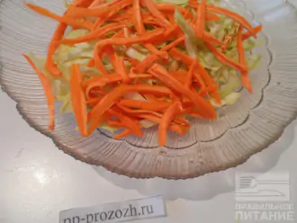 Шаг 3: Нарежьте тонкими полосками морковь. Добавьте к капусте.