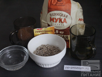 Шаг 1: Подготовьте следующие ингредиенты: муку ржаную, сахар тростниковый, масло кокосовое, семечки, горячую воду, разрыхлитель.