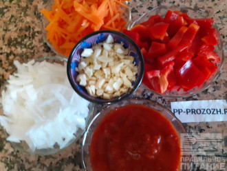 Шаг 5: Помойте хорошо овощи. Морковь, лук и чеснок нашинкуйте на крупной терке. Сладкий перец порежьте средними кусочками. Приготовьте необходимое количество  томатного соуса.