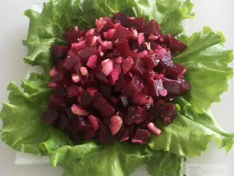 Шаг 7: Подавайте блюдо на тарелке с листьями салата.