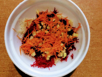Шаг 5: Морковь помойте, очистите от кожуры и натрите на мелкой терке. Добавьте в салат.