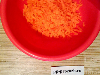 Шаг 2: Морковь натрите на средней терке.