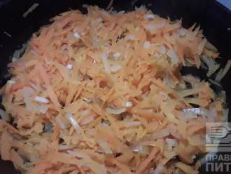 Шаг 3: Мелко нарежьте лук и морковь, после тушите на сковородке под крышкой до готовности. 
