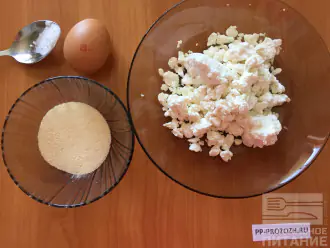 Шаг 1: Для приготовления диетических сырников с манкой возьмите творог, крупу, яйцо и подсластитель.