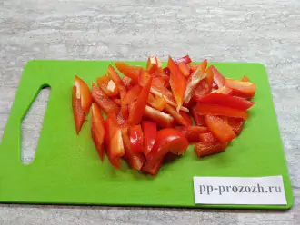 Шаг 3: Нарежьте перец соломкой.