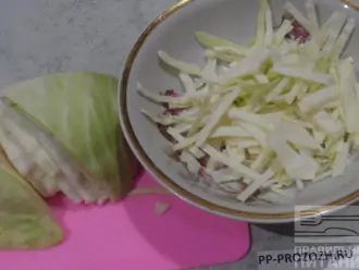 Шаг 2: Нарежьте тонкой сломкой капусту.