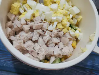 Шаг 5: Нарежьте курицу и яйца, и добавьте к другим продуктам.