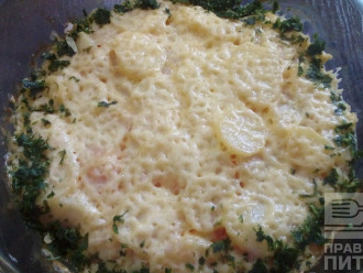 Шаг 6: Достаньте запеканку через 40 минут, посыпьте ее сыром, по желанию украсьте петрушкой, запекайте еще 10 минут до готовности.