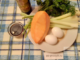 Шаг 1: Подготовьте ингредиенты: яйца, тыкву, стебель сельдерея, оливковое масло, укроп, петрушку, соевый соус.