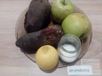 Шаг 1: Подготовьте продукты для мармелада: печеную свеклу, яблоки, лимон и сахарозаменитель.