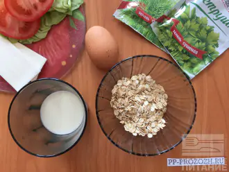 Шаг 1: Для приготовления вегетарианского овсяноблина возьмите овсяные хлопья, молоко, яйцо и сушеную зелень. В качестве начинки используйте сыр минимальной жирности, листья салата и помидор.