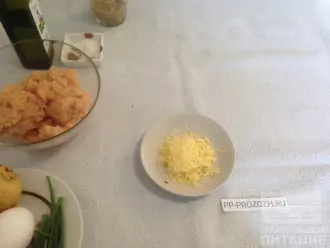 Шаг 3: Натрите сыр на мелкой терке.