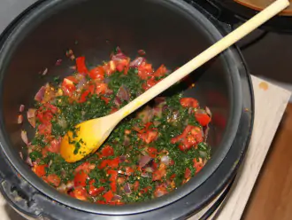 Шаг 7: Перемешайте овощи, чтобы шпинат равномерно распределился.
