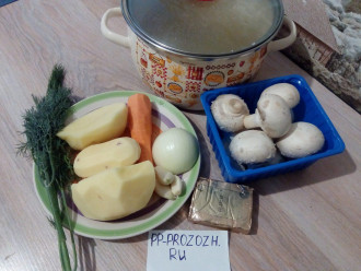 Шаг 1: Подготовьте продукты для супа. Почистите овощи, грибы помойте.